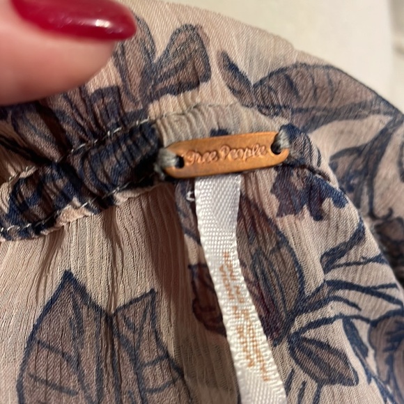 Free People Oversized boho style floral semi sheer blouse. Neutral colors XS - Picture 11 of 14